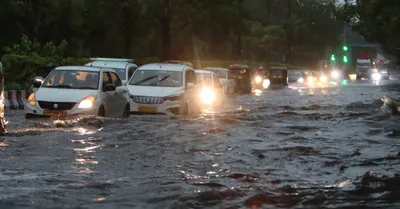 दिल्ली में बारिश ने मचाई आफत  कई इलाकों जलभराव  ओखला अंडरपास में फंसी गाड़ियां