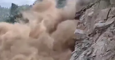 landslide in jammu and kashmir  किश्तवाड़ में भरभरा कर गिरी पहाड़ी  चारों तरफ धूल ही धूल  देखिए वीडियो