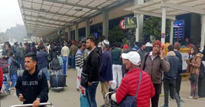 darbhanga airport  दरभंगा एयरपोर्ट पर स्पाइसजेट की फ्लाइट पांच घंटे लेट  नाराज यात्रियों ने किया हंगामा