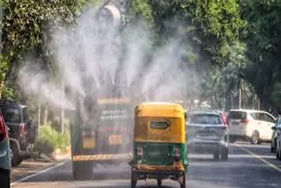 दिल्ली प्रदूषण राष्ट्रीय राजधानी के कुछ हिस्सों में pwd वाहनों ने पानी का किया छिड़काव 