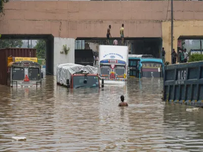 delhi government  दिल्ली सरकार ने भारी बारिश के बाद बुलाई आपात बैठक  लिए कई अहम फैसले